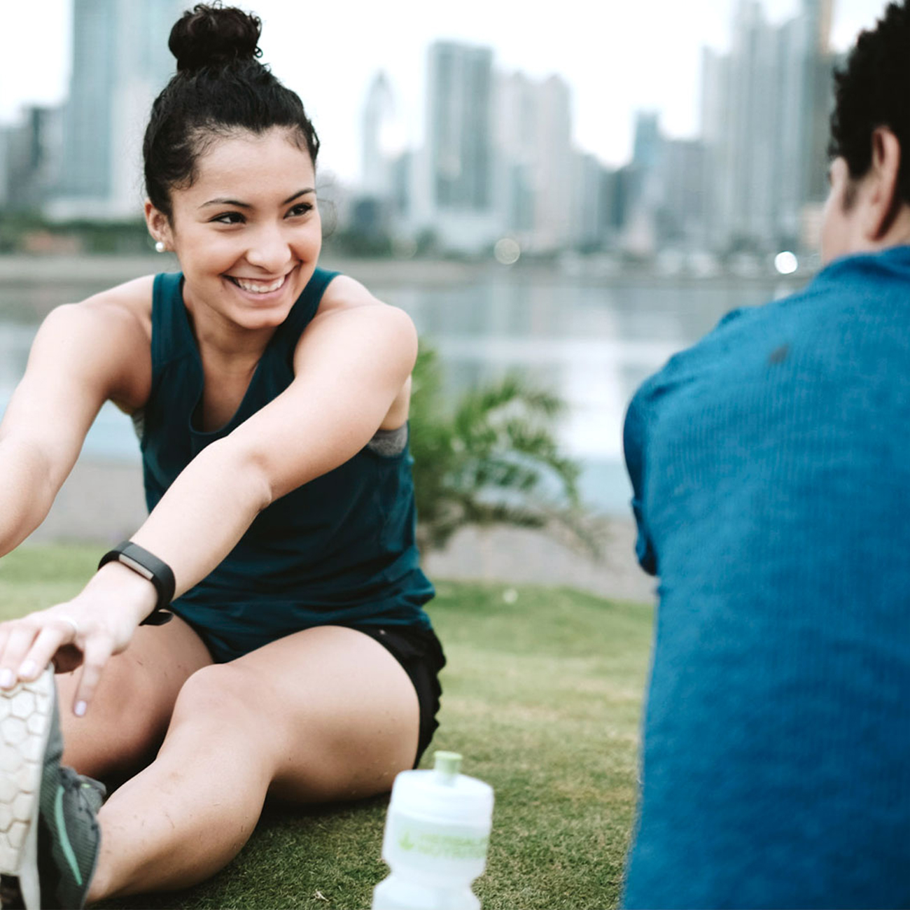 El entrenador de Herbalife Nutrition y su cliente hacen ejercicio juntos al aire libre