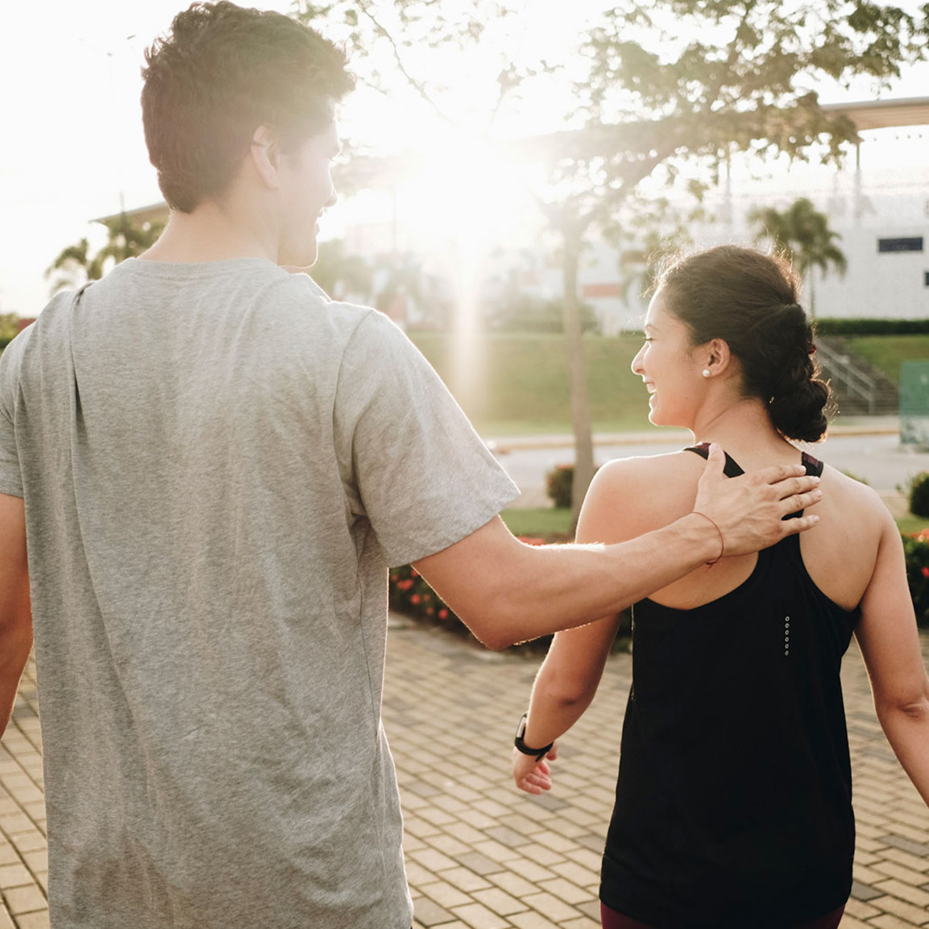 Hombre y mujer caminando y sonriendo